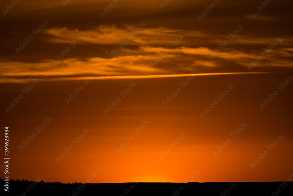 PUESTA DE SOL CON CIELO NARANJA ILUMINADO POR EL SOL PUESTA DE SOL CON CIELO NARANJA ILUMINADO POR EL SOL