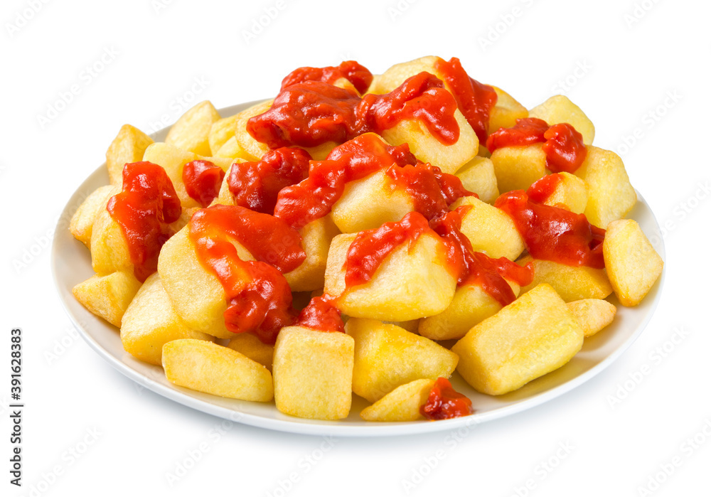 Patatas bravas sobre fondo blanco Patatas bravas sobre fondo blanco