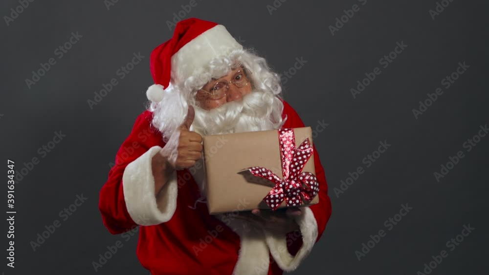Papa noel con regalo en la mano feliz anuncio mexicano