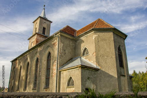 Stary kościół w słoneczny dzień