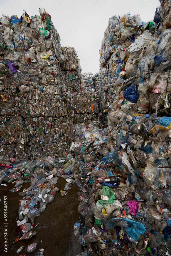 Residuos en la planta de recuperación de desechos de plásticos preparados para reciclar.