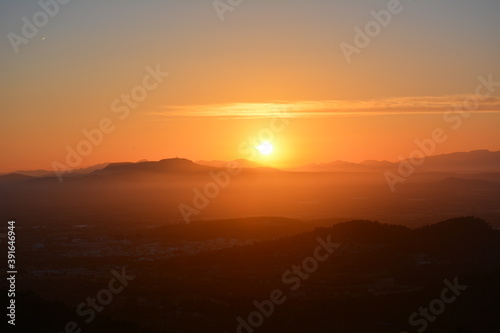 Puesta de sol con montañas en Mallorca