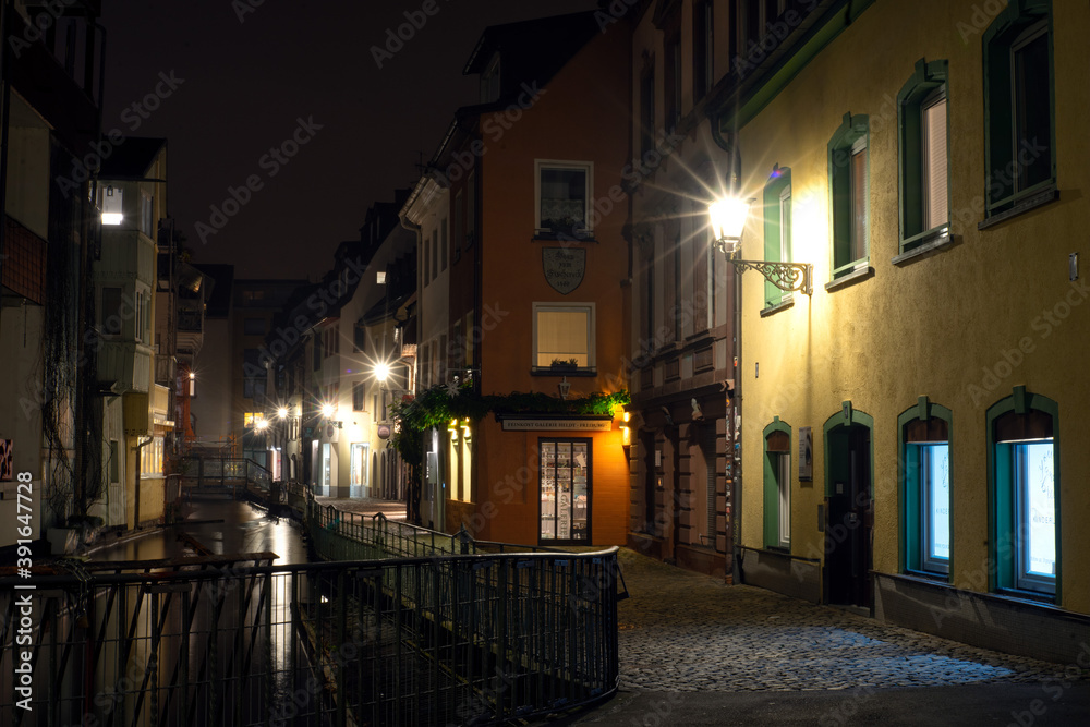 Freiburger Gasse bei Nacht