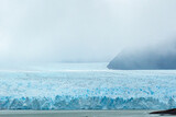 glaciar perito moreno com o oceano a frente toda sua imensidão com suas paredes de gelo , e mantenhas e muita neblina ao fundo 