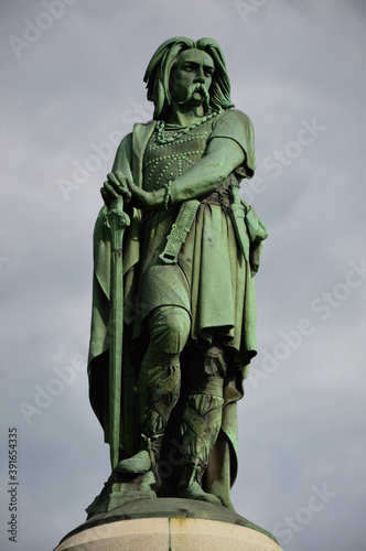 Obraz na plátně Vertical shot of the Vercingetorix Monument captured in Burgundy, France
