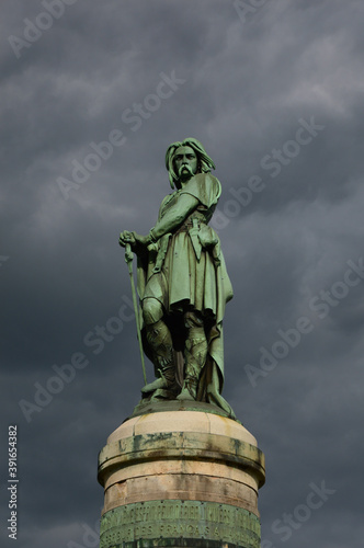 Foto Vertical shot of the Vercingetorix Monument captured in Burgundy, France