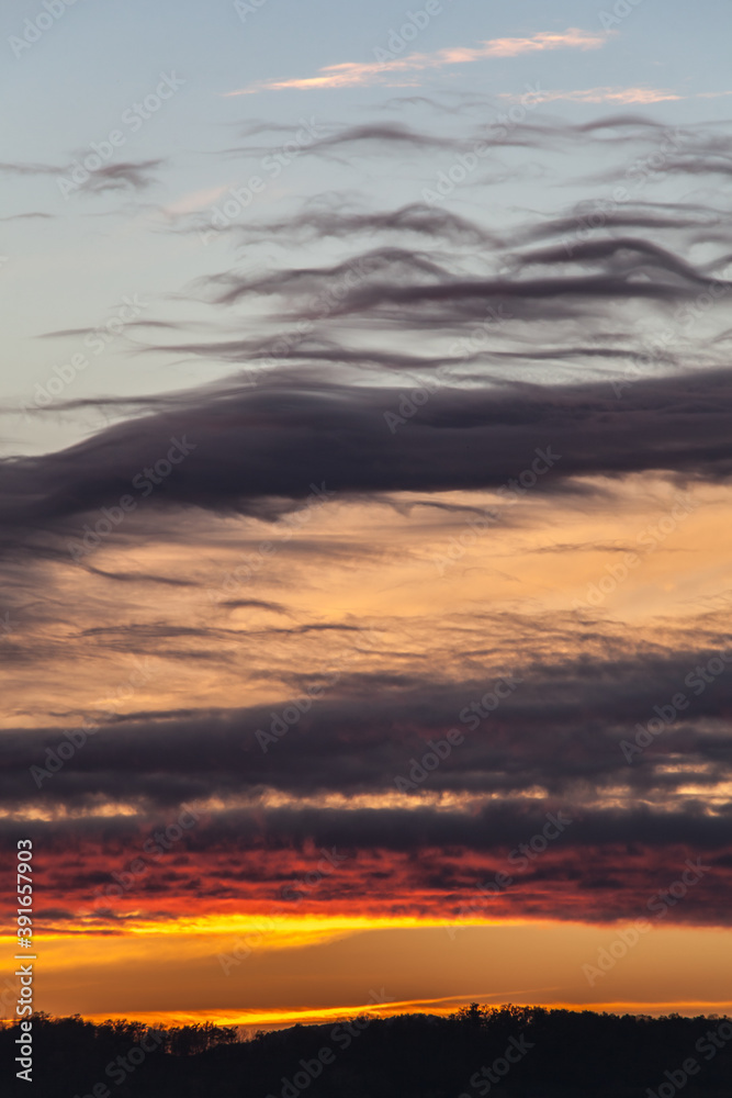 Fototapeta premium Allassac (Corrèze, France) - Coucher de soleil nuageux