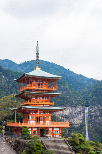 日本 和歌山県那智勝浦町、青岸渡寺の三重塔と那智の滝