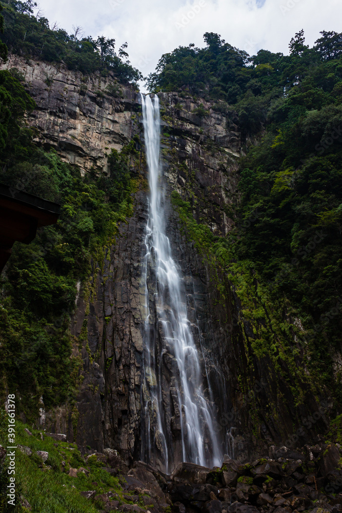 日本 和歌山県那智勝浦町、飛瀧神社の境内から見える日本三名瀑の一つ那智大滝 日本 和歌山県那智勝浦町、飛瀧神社の境内から見える日本三名瀑の一つ那智大滝