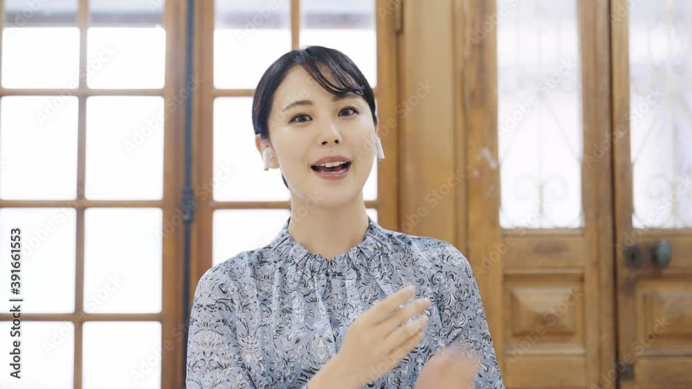 ビデオ通話で話す女性 テレワーク リモートワーク ビデオ通話で話す女性 テレワーク リモートワーク