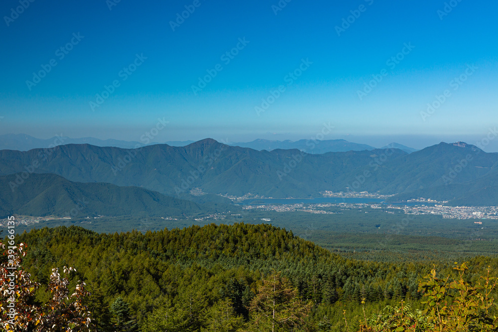 日本　山梨県、富士山の奥庭展望地から見える本栖湖と広大な景色