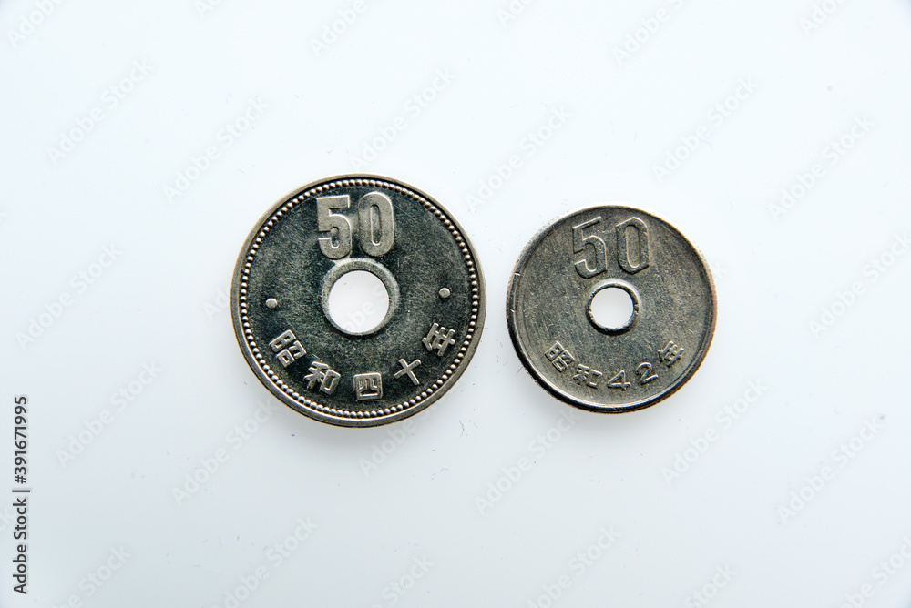 Obraz premium 昭和40年と昭和42年の50円硬貨の大きさの比較 裏