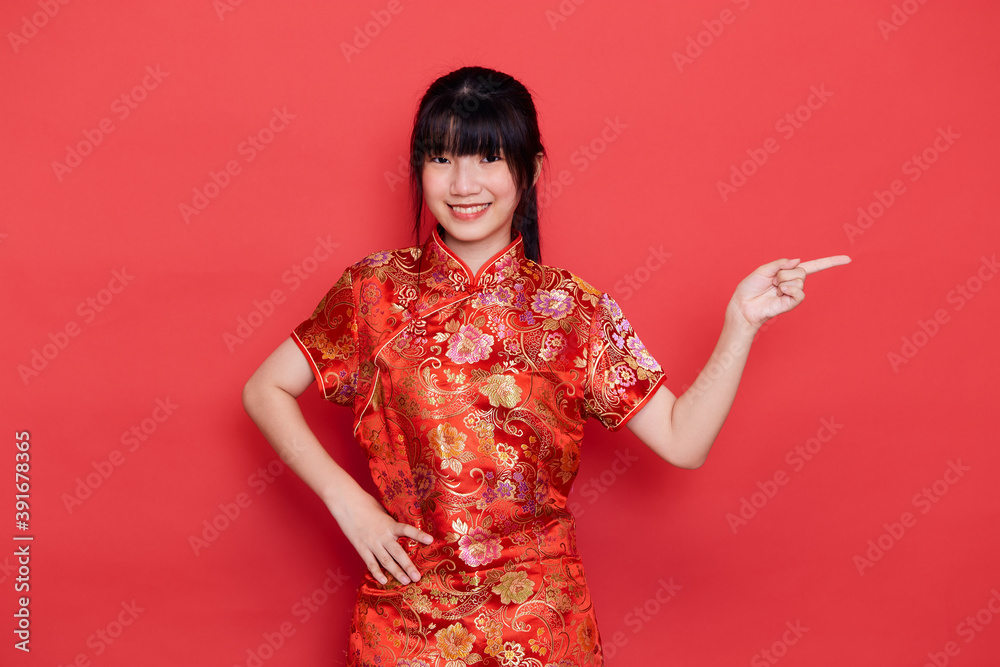 Asian woman wear Chinese dress Pointing to empty Asian woman wear Chinese dress Pointing to empty