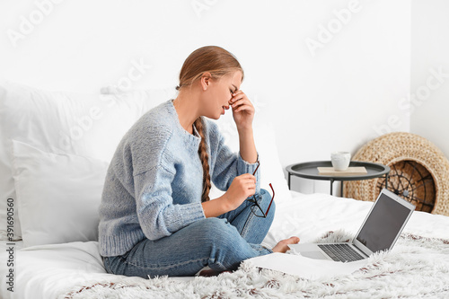 Stressed young woman workin...