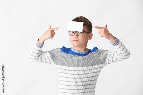 Boy with blank note paper o...
