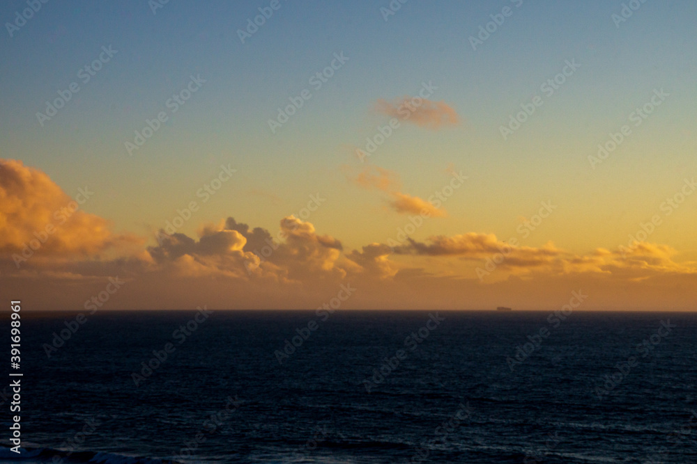 Naklejka premium Clouds and Ocean During a Warm California Sunset