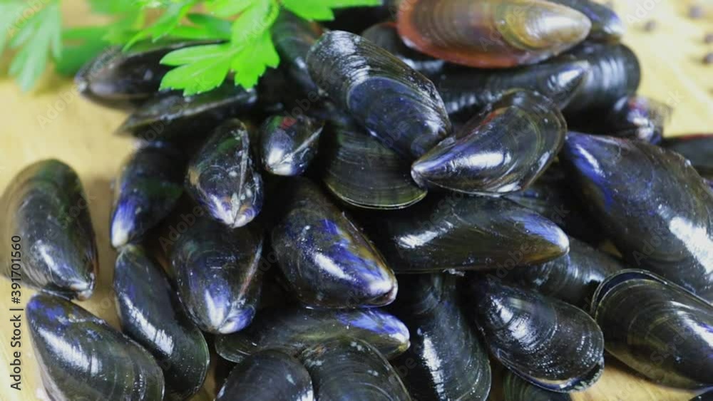 tas de moules crues sur une planche à découper tas de moules crues sur une planche à découper