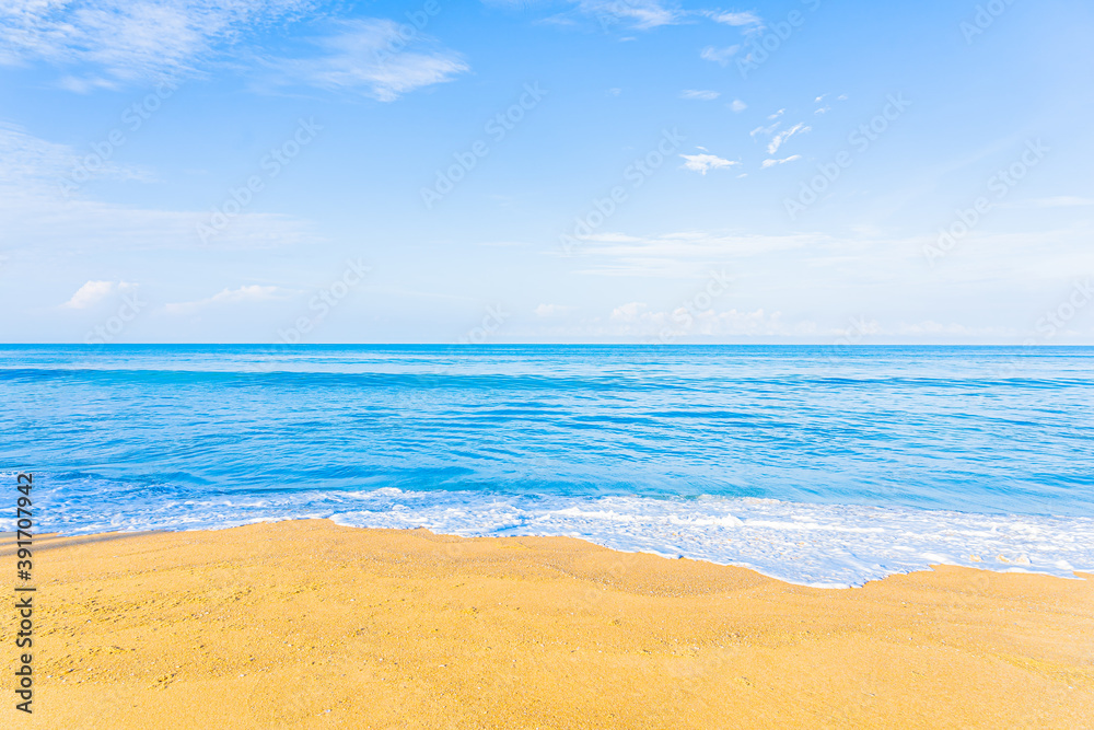 Obraz premium Beautiful tropical beach sea ocean with blue sky and white cloud