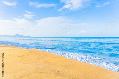 Beautiful tropical beach sea ocean with blue sky and white cloud © siraphol