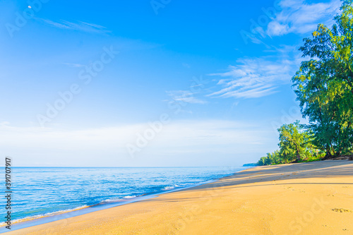 Fototapeta Naklejka Na Ścianę i Meble -  Beautiful tropical beach sea ocean with blue sky and white cloud