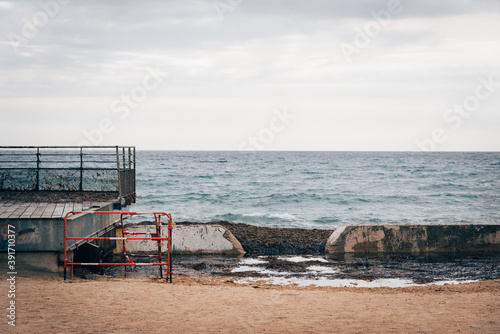 un bord de plage d  truit et ab  m  .