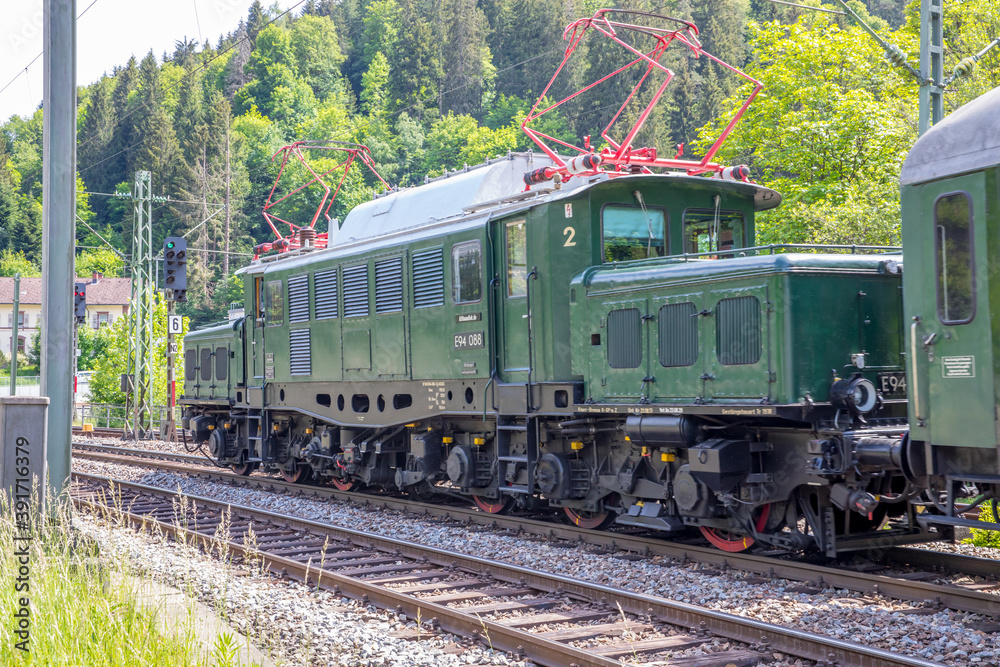 Deutsches Krokodil E94 mit Sonderzug bei der Bahnhofsausfahrt Deutsches Krokodil E94 mit Sonderzug bei der Bahnhofsausfahrt