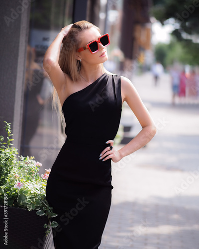 Obraz na płótnie Girl posing in the city in sun glasses w salonie