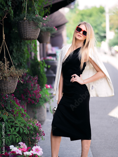 Obraz na płótnie Elegant blonde girl posing on the street w salonie