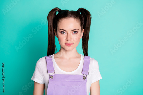 Foto Photo portrait of sweet adorable young woman dressed casual outfit isolated teal