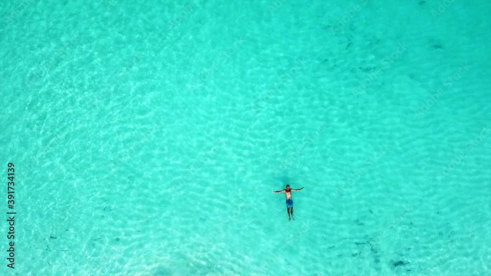 Mann schwimmt im traumhaften Meer