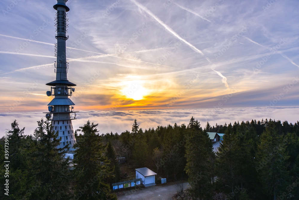 Naklejka premium Sonnenuntergang am Ochsenkopf beii Nebel im Fichtelgebirge