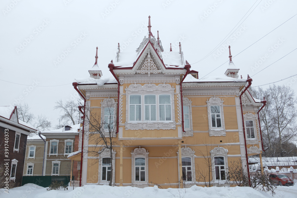 Φωτογραφία Vintage wooden house with firebirds, carved windows, frames in Tomsk city, Russia