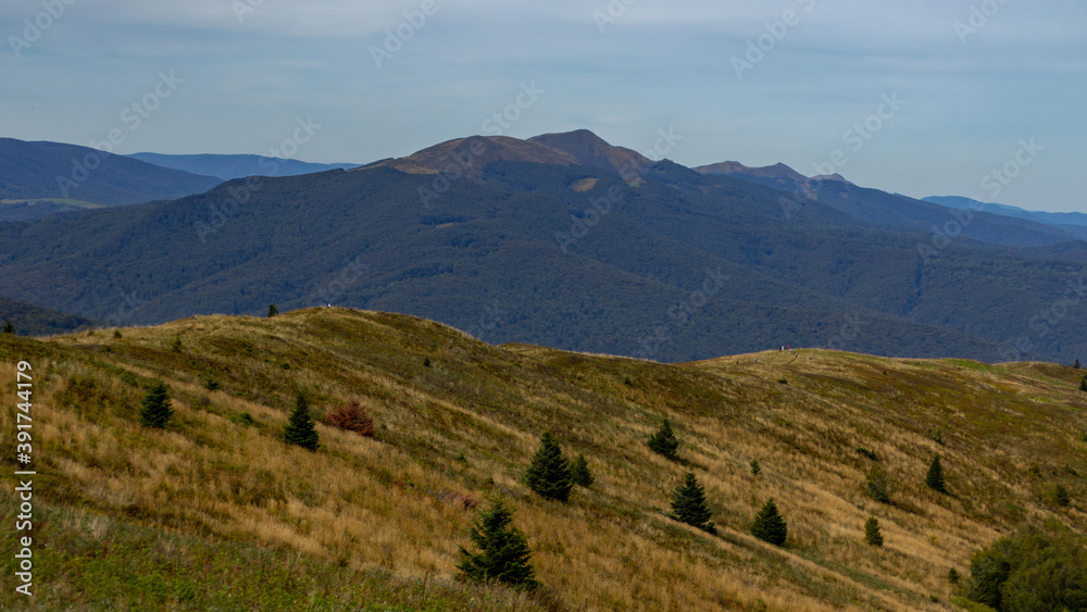 Widok ze wzgórza Halicz jesienią w Bieszczady