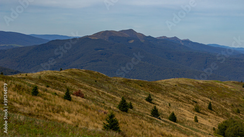 Widok ze wzgórza Halicz jesienią w Bieszczady