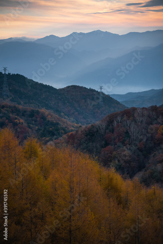 紅葉した山々 © Marmon
