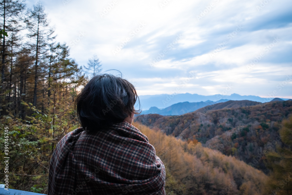 山と紅葉と人 山と紅葉と人
