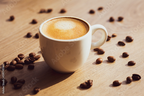 illustration tasse de café avec grains de café support bois © tunach17