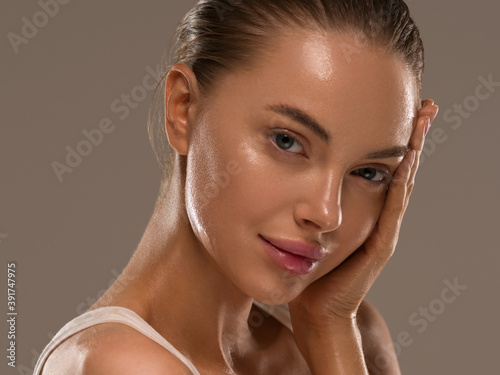 Fotografia Beautiful woman face with healthy clean slon spa concept cosmetic skin care
