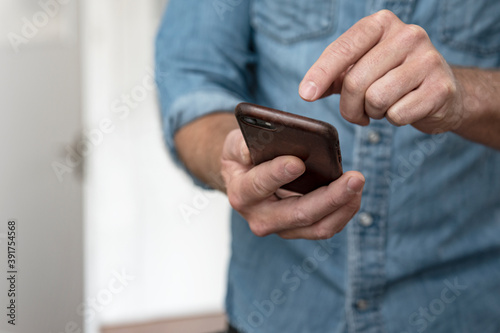 Konstfotografi Mann mit Smartphone - Smart Home