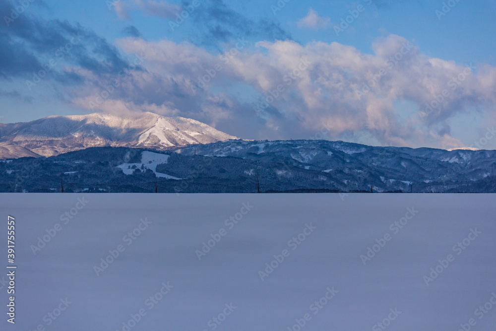 日本　岐阜県の雪山と雪原