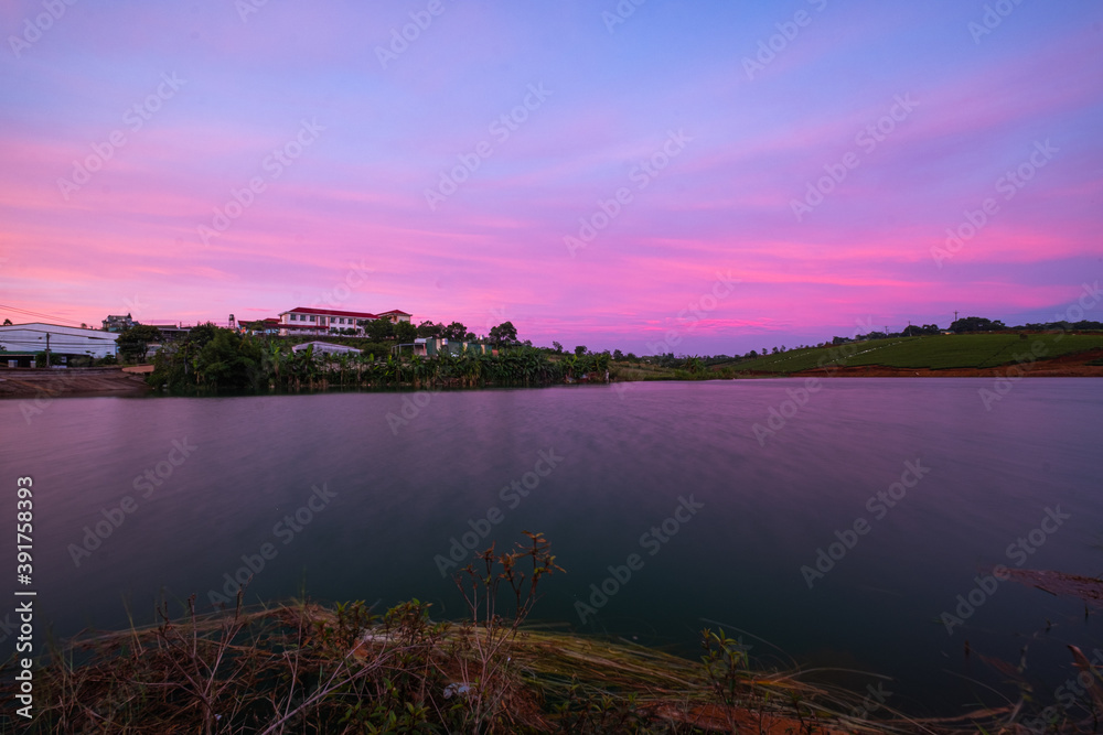 Obraz premium Sunset by the lake