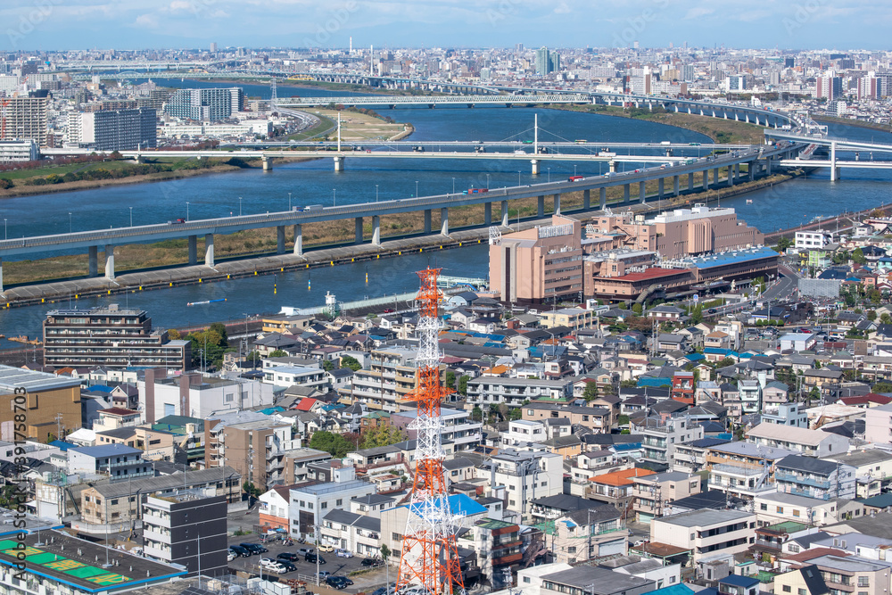 東京のビル群と荒川