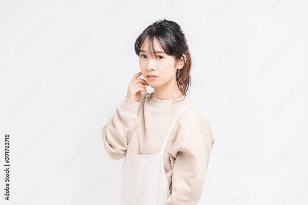 白い背景の前に立ってポーズをとる若い女性 白い背景の前に立ってポーズをとる若い女性