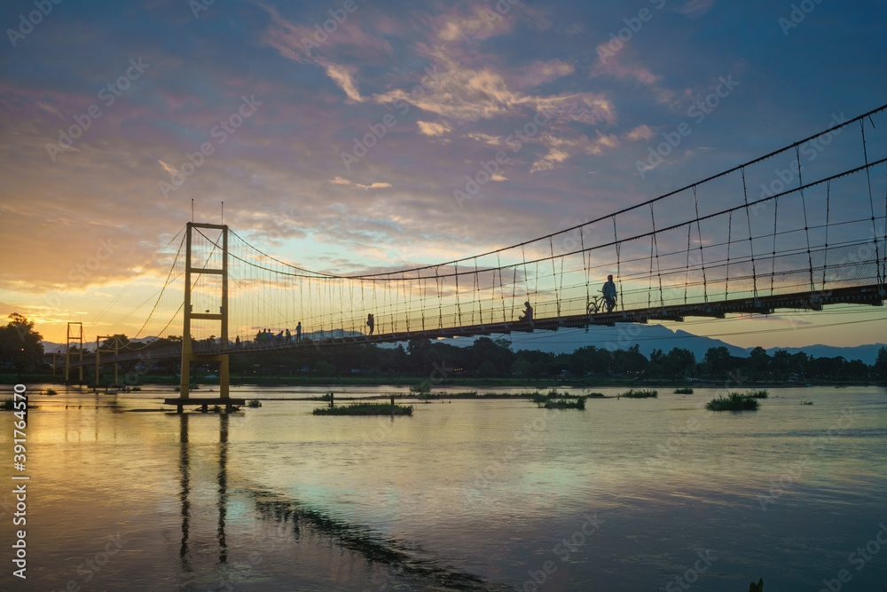 Obraz premium Wooden bridge across the River in the evening.