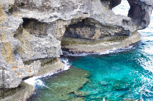 沖縄の海にある洞窟
