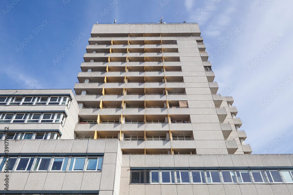 Fototapeta premium Monotones Wohnhaus, Delmenhorst, Niedersachsen, Deutschland