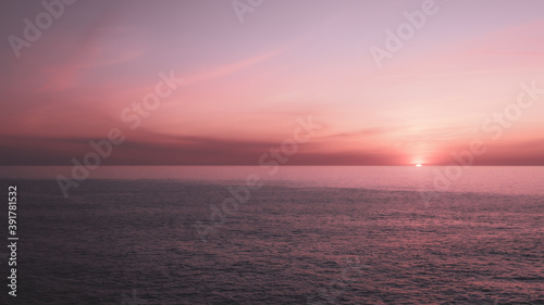 Toller Sonnenuntergang mit stimmungsvollen Farben photo