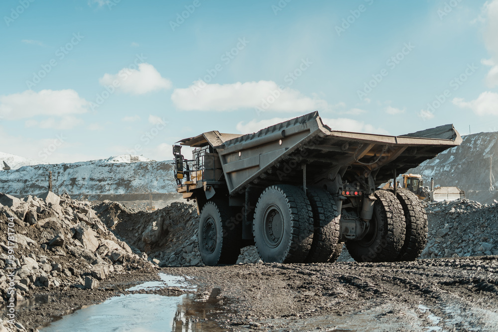 Obraz premium Career dump truck at the gold mining site.