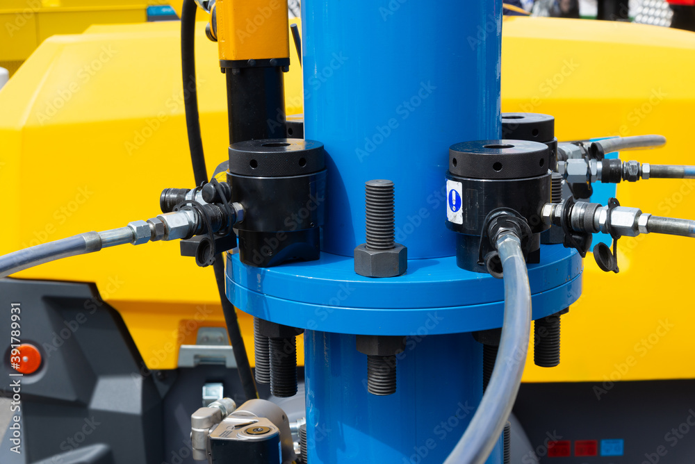 Hydrostatic crane engine. Control system of hydraulic hoses on the crane