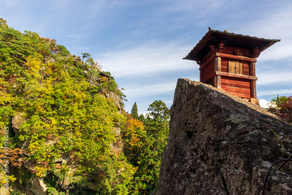 Fototapeta premium 秋空の山寺立石寺納経堂と紅葉